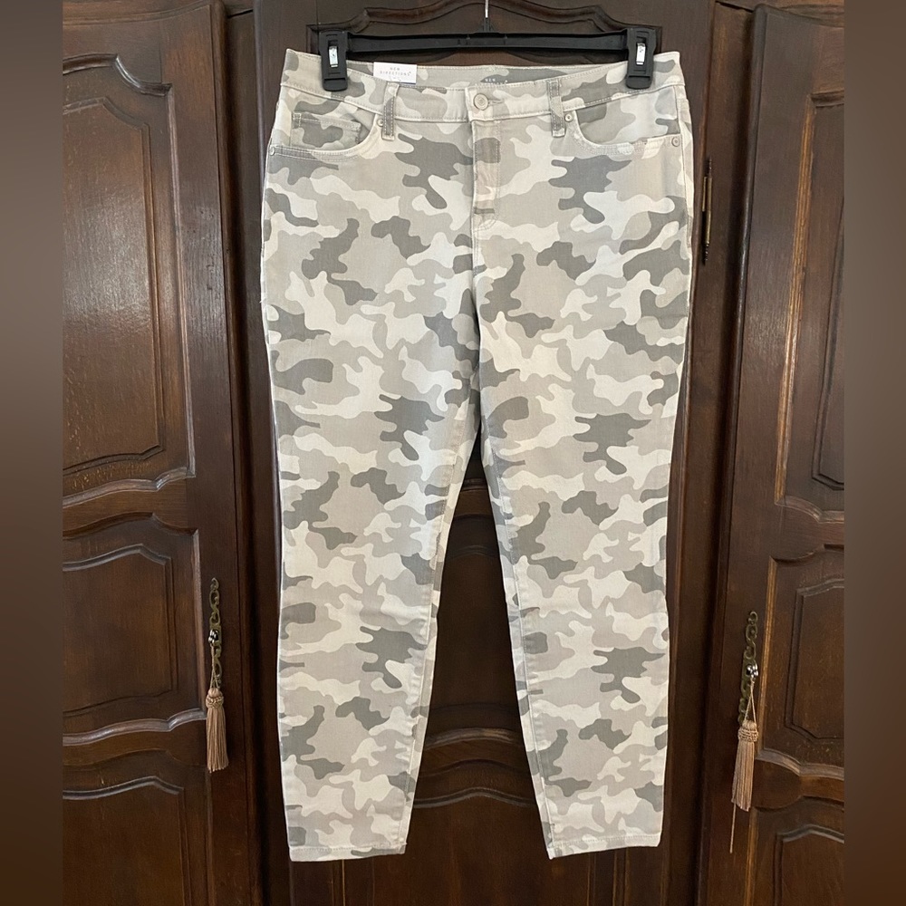 Gray camo mid rise skinny ankle size 10 jeans waist apx 16.5” inseam apx…